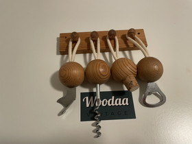 Q25 Aarikka Ilonpitäjät pullon avaajat telineessä