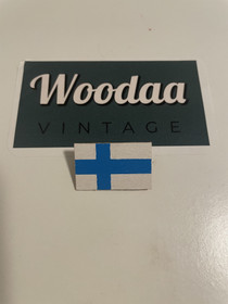 B305 Finnish flag brooch