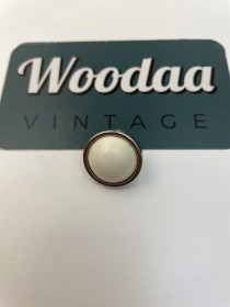 B447 Aarikan pieni pinssi