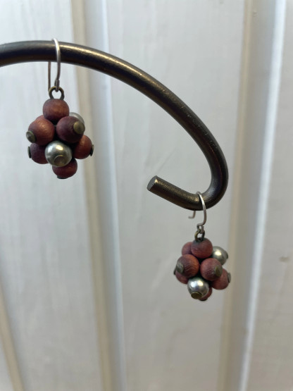 E525 Aarikkas earrings, Rypäle