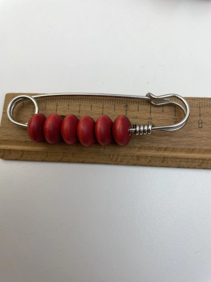 B430 Aarikkas safety pin brooch, Disco