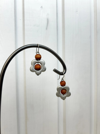 E406 Aarikka flower earrings