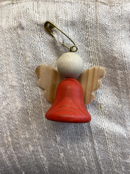 B442 Aarikkas angel brooch