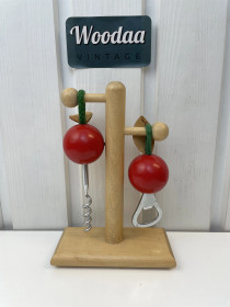 Q16 Aarikka Villiviini pullon avaajat telineessä