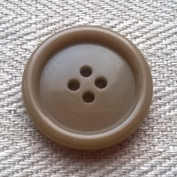 Ruskea takinnappi, 25 mm