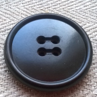 Tummanruskea takinnappi, 29 mm