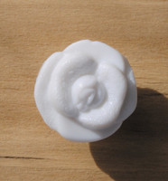Valkoinen ruusukantanappi, 13 mm