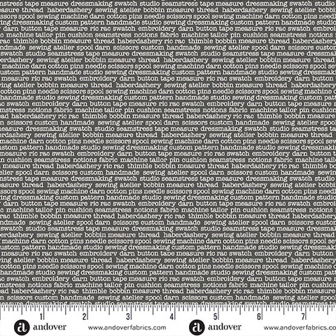 Tummanharmaa puuvillakangas painetulla tekstillä Atelier Glossary Grey 135 S