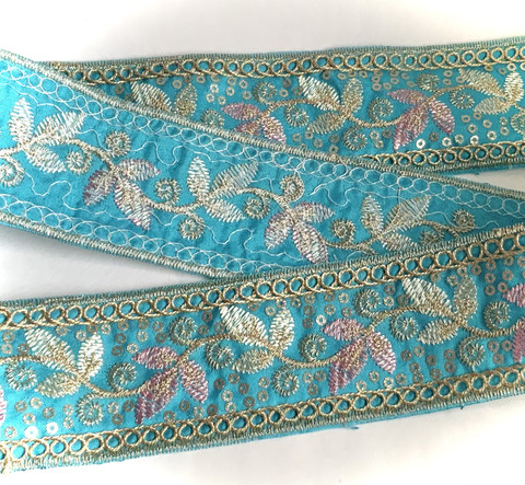 Kirjailtu turkoosi koristenauha paljeteilla, 45 mm
