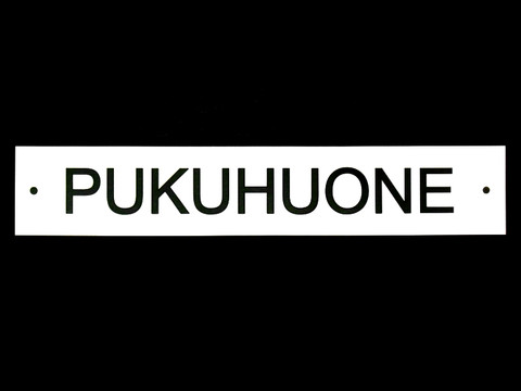 PUKUHUONE-kilpi