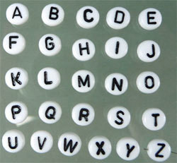 Kirjainhelmilajitelmapakkaus Valkoinen