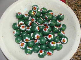 Käsinmaalattu Puuhelmi