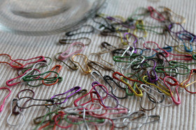 Metalliset silmukkamerkit