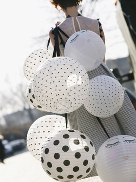 Riisipaperipallo, 30,5cm, pienet mustat pilkut