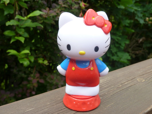 Hello Kitty, punainen asu, kakunkoriste