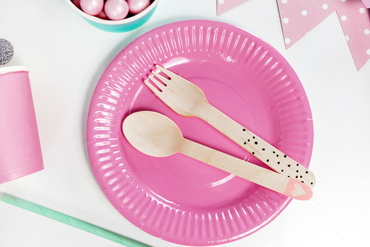 Puiset aterimet mustakuviollinen lajitelma 18 osaa 16cm