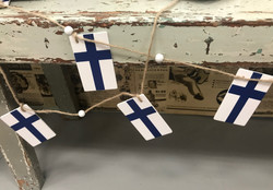 Weisten lippuketju, puiset Suomen liput, lippunauha 