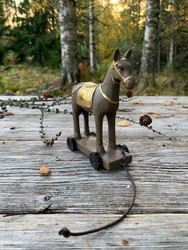 Chic Antiquen pieni hevonen pyörillä