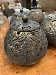 Kaunis, kannellinen purkki, pitsimäistä metallia, Chic Antique