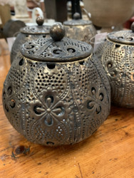 Kaunis, kannellinen purkki, pitsimäistä metallia, Chic Antique