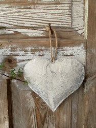 Chic Antiquen sydän juuttinarussa valkoseksi käsiteltyä sinkkiä