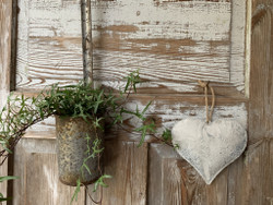 Chic Antiquen sydän juuttinarussa valkoseksi käsiteltyä sinkkiä