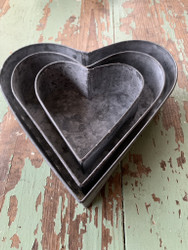 Sydämen mallinen sinkkiastia korkeilla reunoilla, kolme kokoa