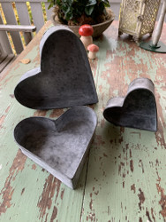 Sydämen mallinen sinkkiastia korkeilla reunoilla, kolme kokoa