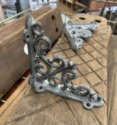 Valurautainen, pieni antiikinharmaa hyllynpidike, Chic Antique