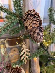 Keveä messinkinen lehti, lehtikoriste kuuseen tai paketin koristeeksi