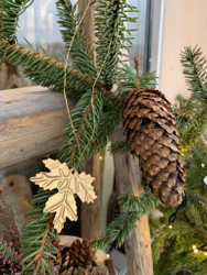 Keveä messinkinen lehti, lehtikoriste kuuseen tai paketin koristeeksi