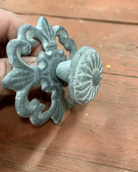 Kaunis antiikin harmaa suuri metallinen vedin, nuppi, Chic Antique