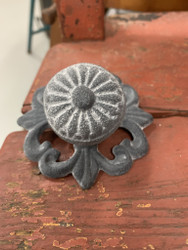 Kaunis antiikin harmaa suuri metallinen vedin, nuppi, Chic Antique