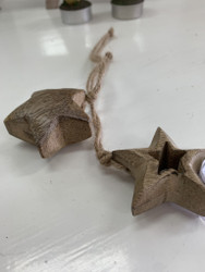 Pieni tähti juuttinarussa, mangopuuta, kaksi erilaista