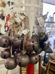 Hopean- tai ruosteenvärinen kulkunen metallia juuttinarulenkissä