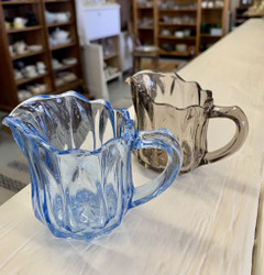 Vanha kotimainen lasinen kermakko, sininen ja ruskea kermanekka