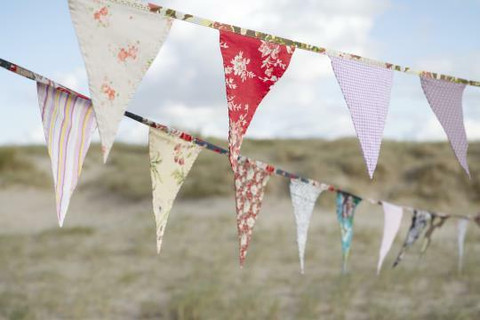 Kankainen lippunauha, viiriketju, värikkäät viirit nauhassa,Ib Laursen