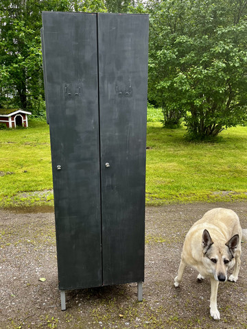 Metallinen pukukaappi, mattamusta