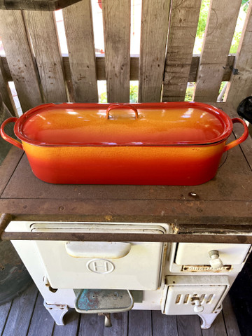 Vanha, emaloitu puna-keltainen kalakattila