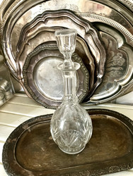 Vanha, kirkas karahvi, kauniit hionnat