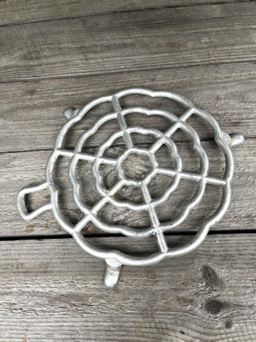 Vanha metallinen pannunalunen