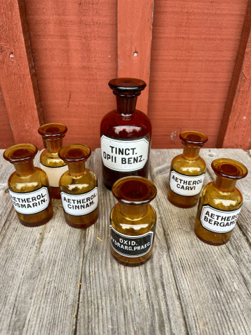 Vanha etiketillinen apteekkipullo, erilaisia 