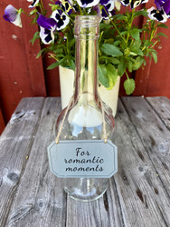 Pieni kyltti metallia; ”For romantic moments”