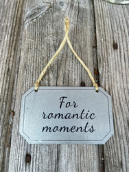 Pieni kyltti metallia; ”For romantic moments”