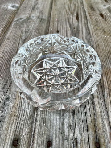 Vanha kaunis tuhka-astia, tuhkakuppi kirkasta lasia 