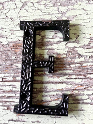 Metallinen E kirjain 