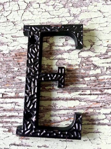 Metallinen E kirjain 