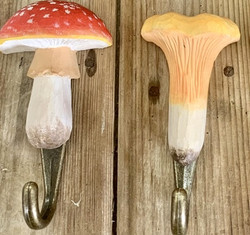 Käsin veistetty puinen sienikoukku, kaksi  erilaista, Wildlife Garden