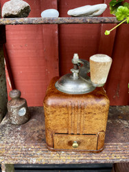 Vanha, hyväkuntoinen kahvimylly bakeliittia