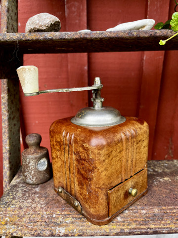 Vanha, hyväkuntoinen kahvimylly bakeliittia